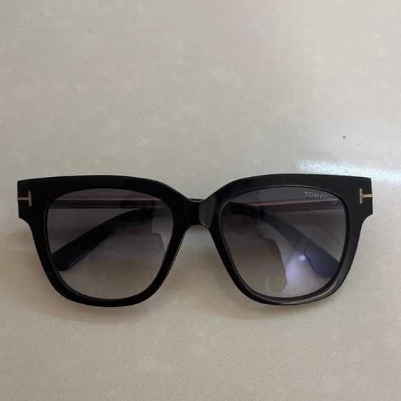Tom Ford Elegant Black Sunglasses - Picture 1 of 3